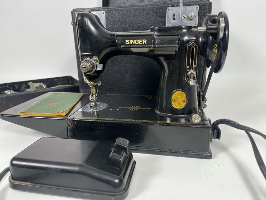 Singer Featherweight Sewing Machine Model 221-1 In Great Condition With Case, Accessories And Original Manual [Photo 4]