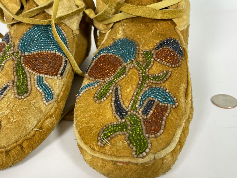 Vintage Pair Of Alaskan Moccasins With Floral Beadwork 10L [Photo 9]