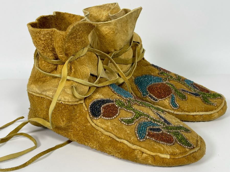 Vintage Pair Of Alaskan Moccasins With Floral Beadwork 10L [Photo 12]