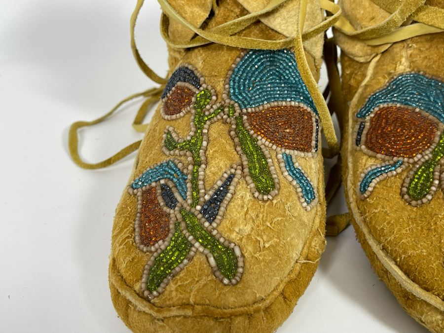 Vintage Pair Of Alaskan Moccasins With Floral Beadwork 10L [Photo 8]