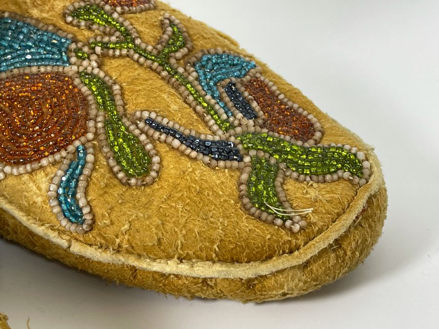 Vintage Pair Of Alaskan Moccasins With Floral Beadwork 10L [Photo 17]