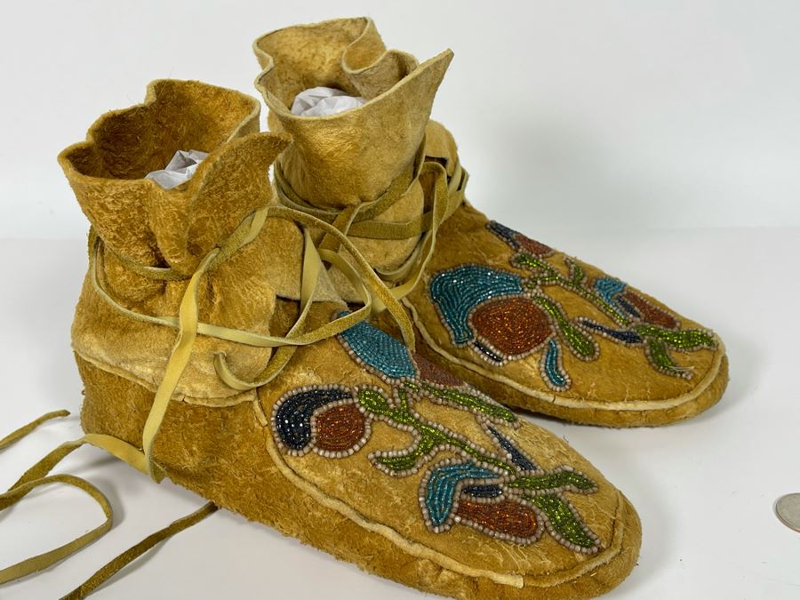 Vintage Pair Of Alaskan Moccasins With Floral Beadwork 10L [Photo 13]