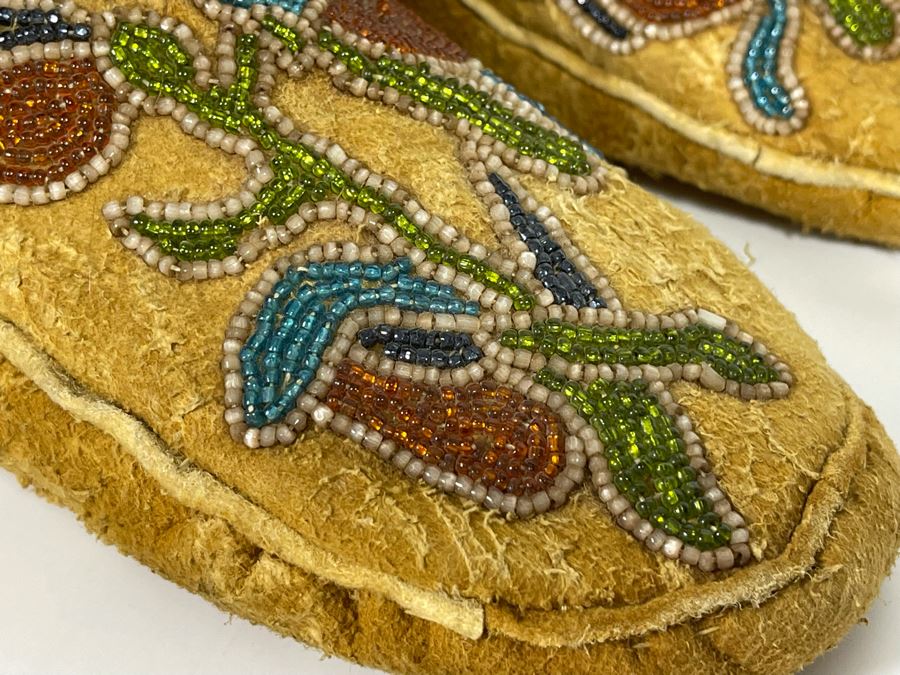 Vintage Pair Of Alaskan Moccasins With Floral Beadwork 10L [Photo 14]