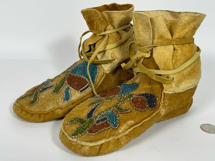 Vintage Pair Of Alaskan Moccasins With Floral Beadwork 10L [Photo 11]