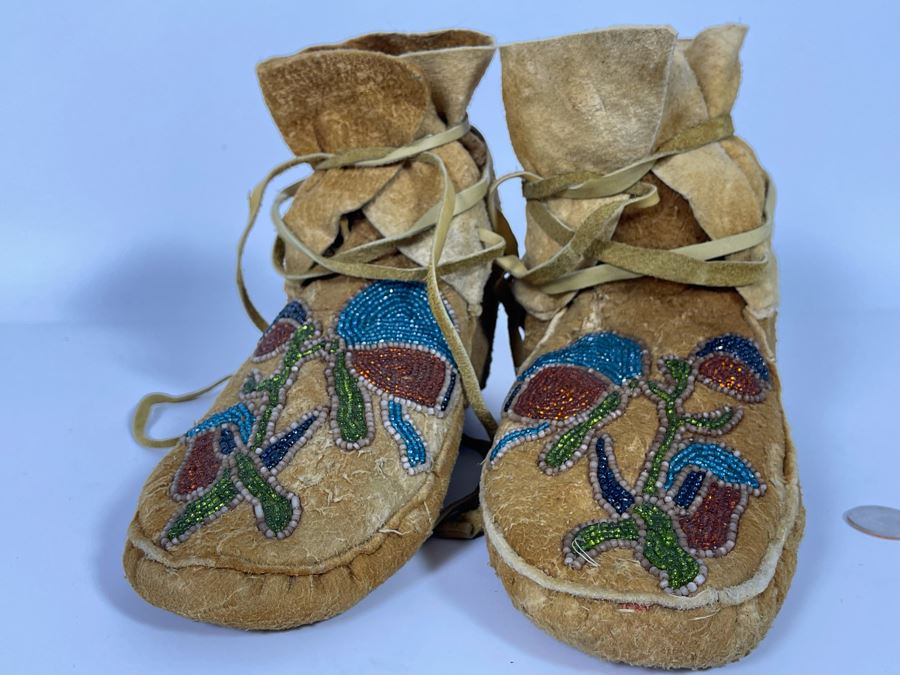 Vintage Pair Of Alaskan Moccasins With Floral Beadwork 10L [Photo 7]