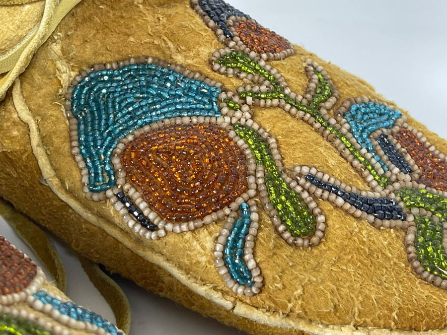 Vintage Pair Of Alaskan Moccasins With Floral Beadwork 10L [Photo 16]