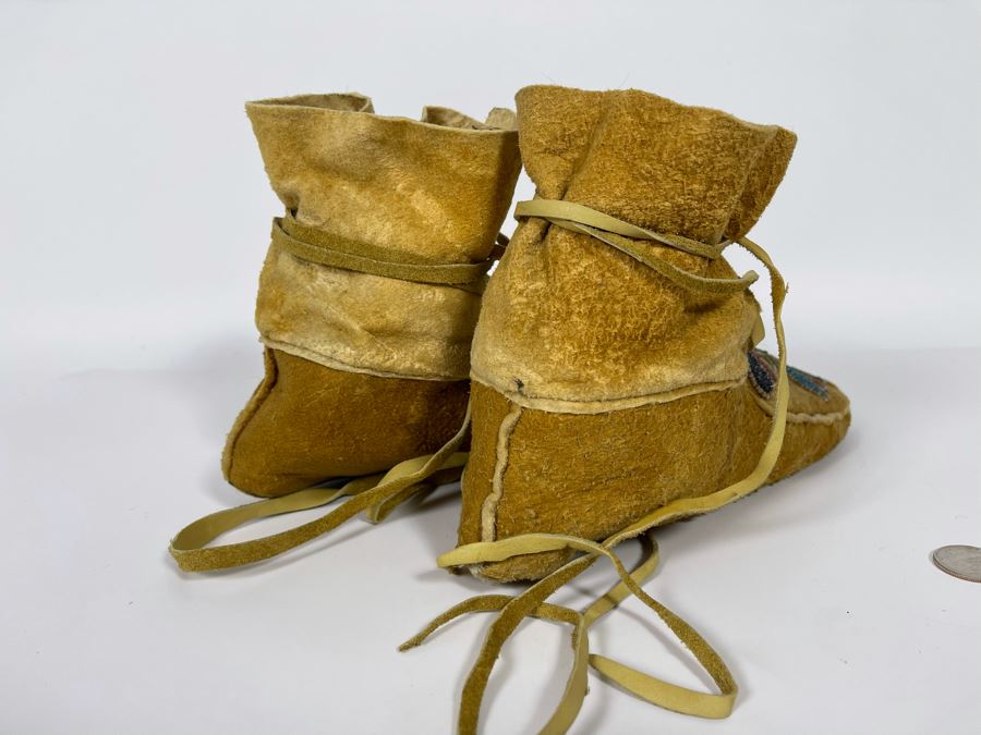 Vintage Pair Of Alaskan Moccasins With Floral Beadwork 10L [Photo 18]