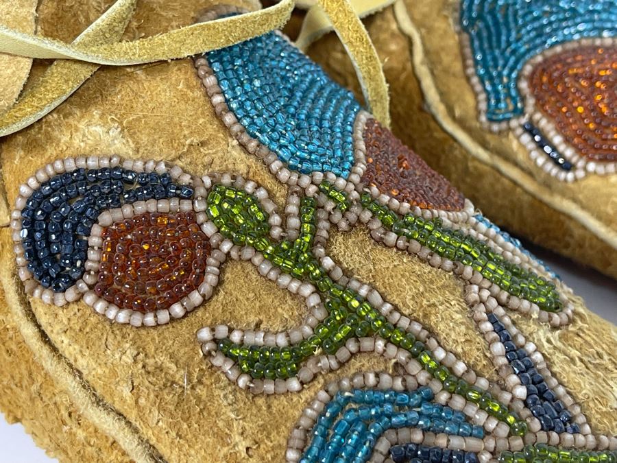 Vintage Pair Of Alaskan Moccasins With Floral Beadwork 10L [Photo 15]