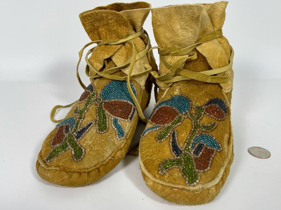 Vintage Pair Of Alaskan Moccasins With Floral Beadwork 10L [Photo 4]