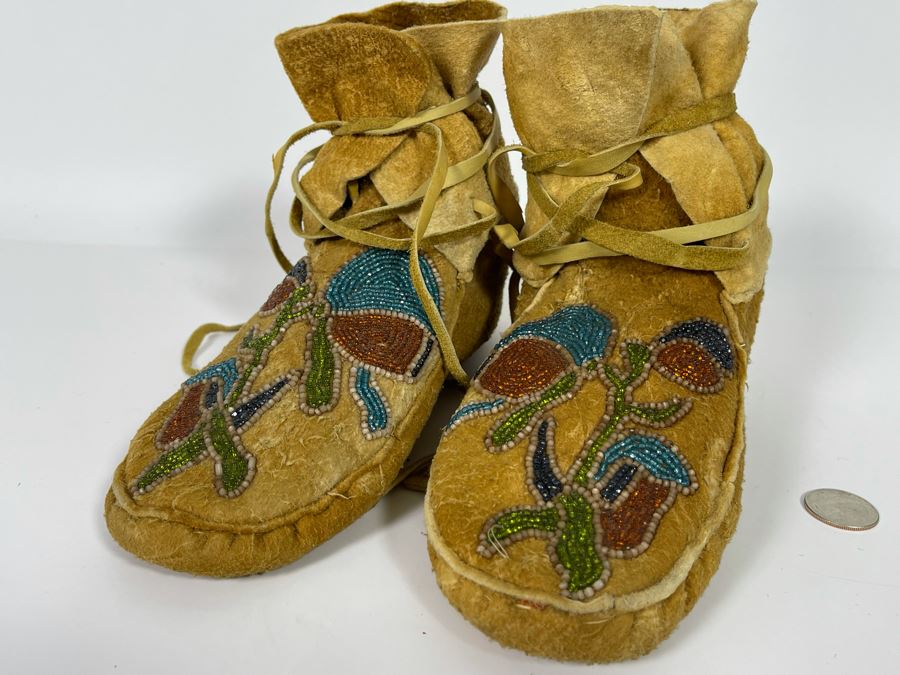 Vintage Pair Of Alaskan Moccasins With Floral Beadwork 10L