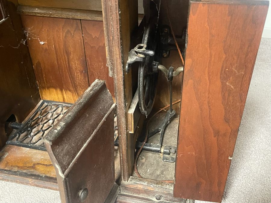 Antique Singer Sewing Machine No. 66 With Wooden Cabinet And Original Singer Instruction Book Dated 1920 In Italian And Some Sewing Supplies In Cabinet Drawers 32W X 17D X 40H [Photo 15]