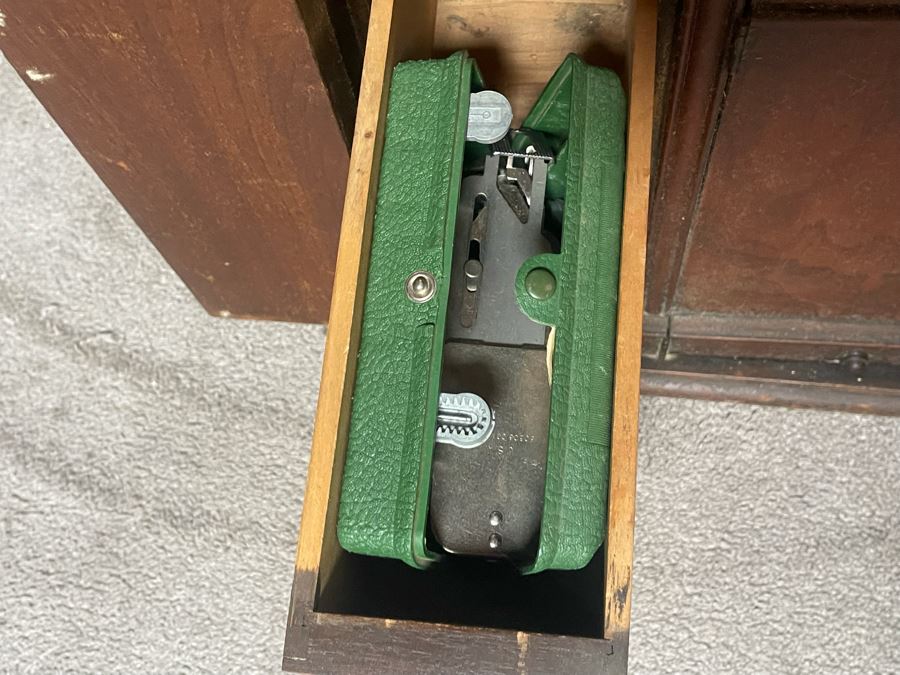 Antique Singer Sewing Machine No. 66 With Wooden Cabinet And Original Singer Instruction Book Dated 1920 In Italian And Some Sewing Supplies In Cabinet Drawers 32W X 17D X 40H [Photo 18]