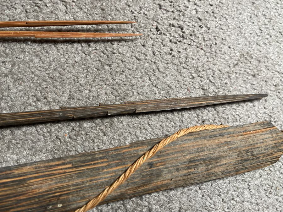 Vintage Native American Indian Bow And Various Hunting Arrows [Photo 10]
