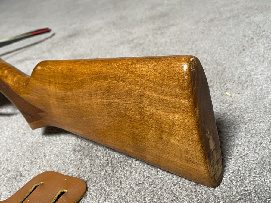 Vintage Wood And Metal Crossbow With Arrows [Photo 10]