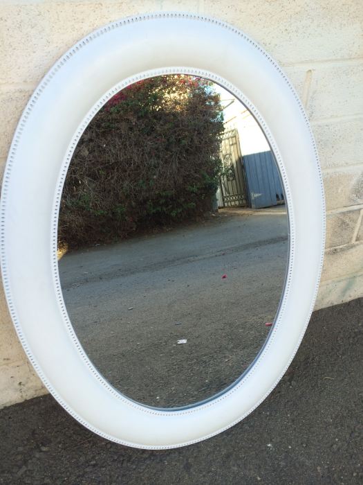 White Oval Mirror [Photo 1]