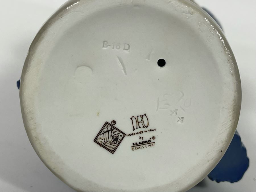 Pair Of Nao By Lladro Figurines With Original Boxes  No. 359 & 360 Mexican Girl With Poncho & Straw Hat & Mexican Girl With Jug Vase 11H  [Photo 8]