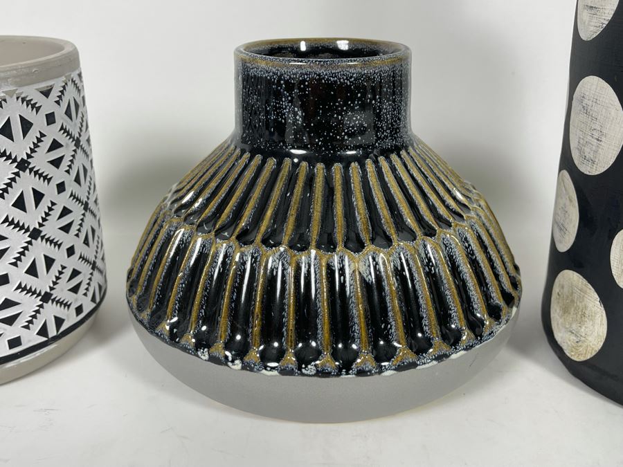 Set Of Four Black And White Vases Of Various Sizes [Photo 4]