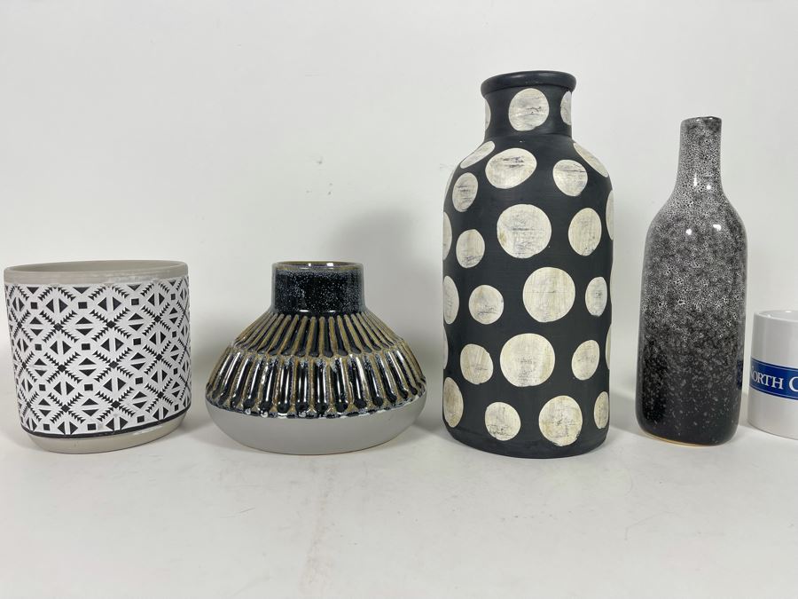 Set Of Four Black And White Vases Of Various Sizes [Photo 3]