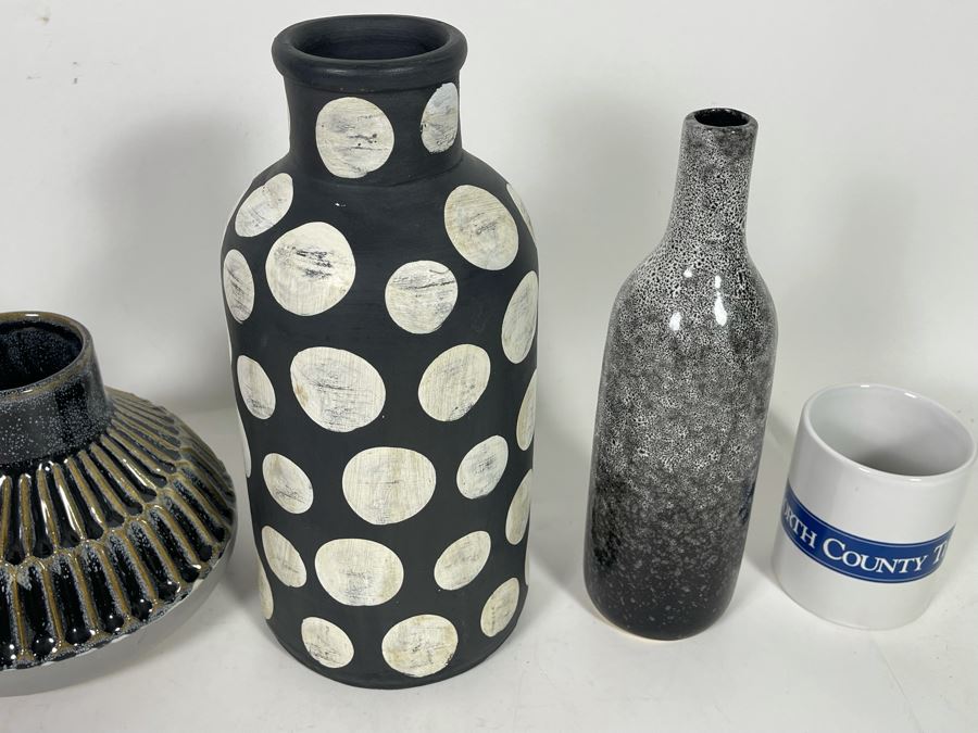 Set Of Four Black And White Vases Of Various Sizes [Photo 6]