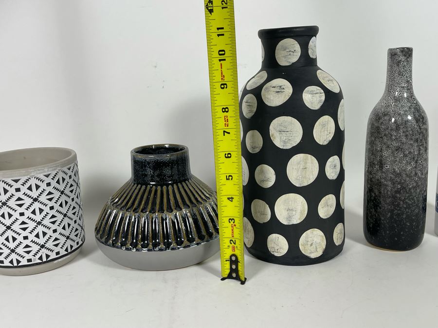 Set Of Four Black And White Vases Of Various Sizes [Photo 8]