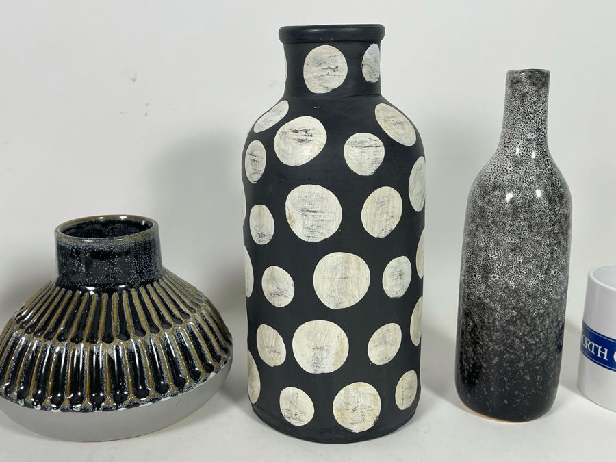 Set Of Four Black And White Vases Of Various Sizes [Photo 5]