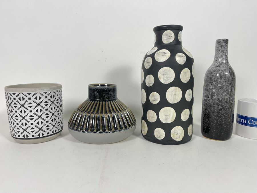 Set Of Four Black And White Vases Of Various Sizes [Photo 2]