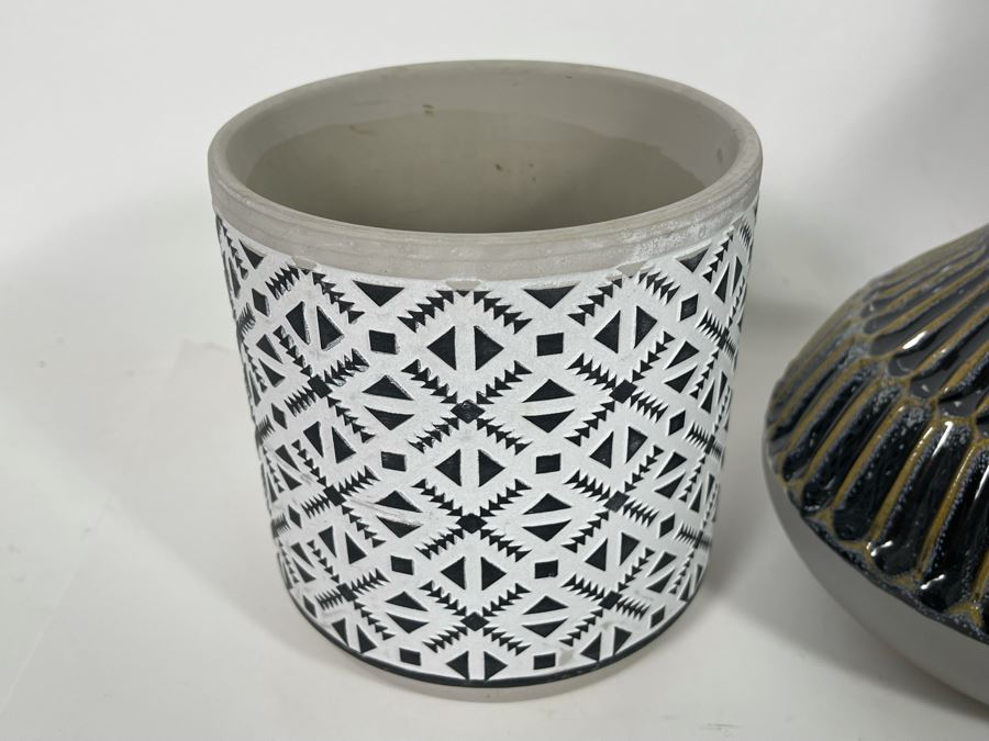 Set Of Four Black And White Vases Of Various Sizes [Photo 7]