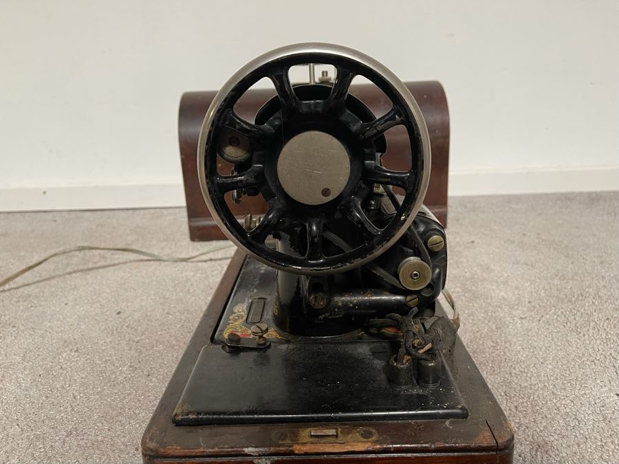 Vintage Singer Sewing Machine 17W X 8D X 12H [Photo 7]