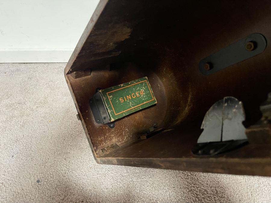 Vintage Singer Sewing Machine 17W X 8D X 12H [Photo 12]
