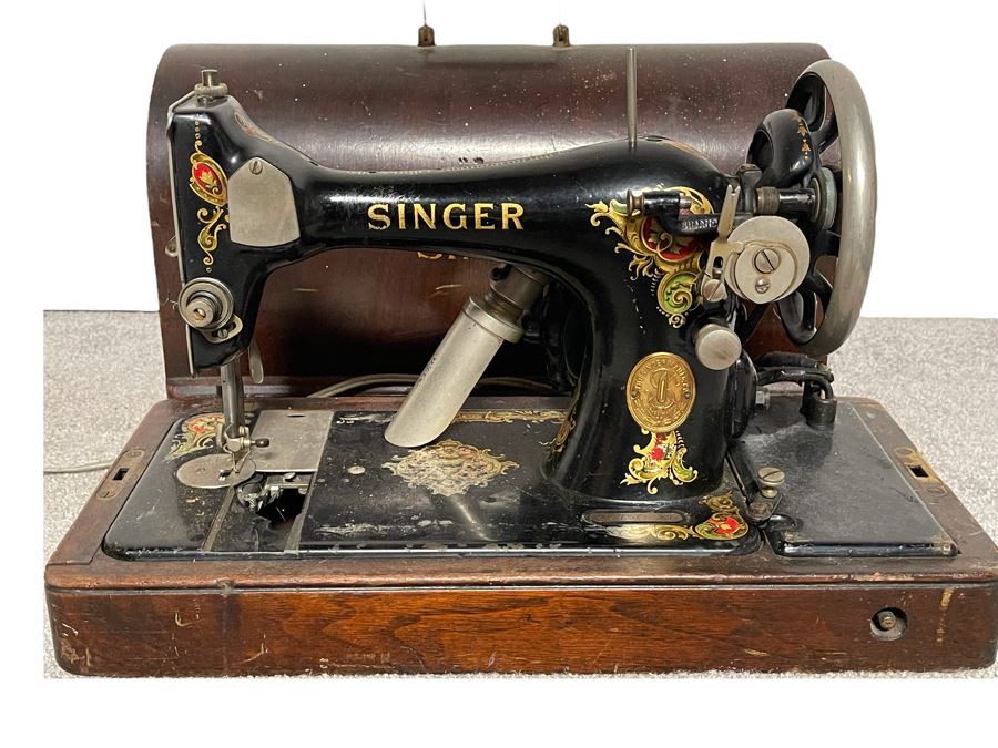 Vintage Singer Sewing Machine 17W X 8D X 12H