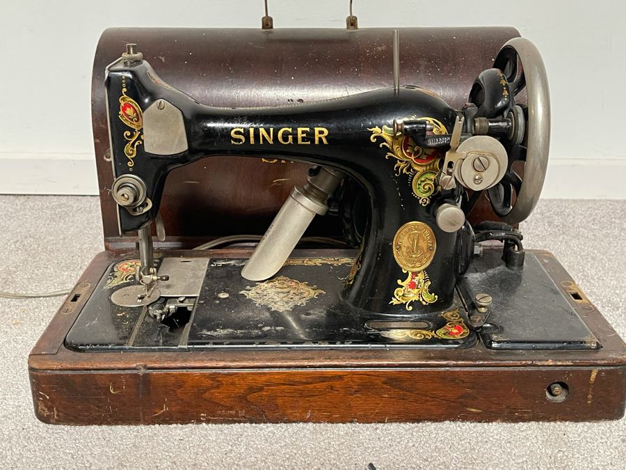 Vintage Singer Sewing Machine 17W X 8D X 12H [Photo 2]