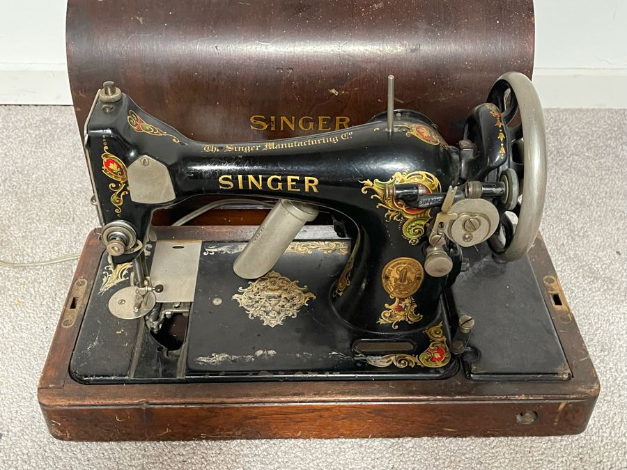 Vintage Singer Sewing Machine 17W X 8D X 12H [Photo 4]
