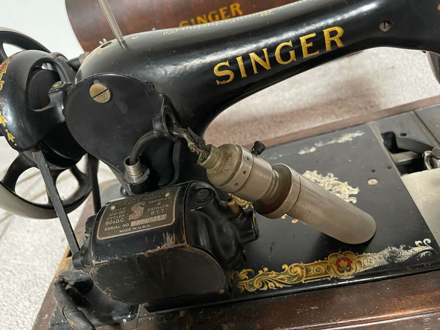 Vintage Singer Sewing Machine 17W X 8D X 12H [Photo 9]