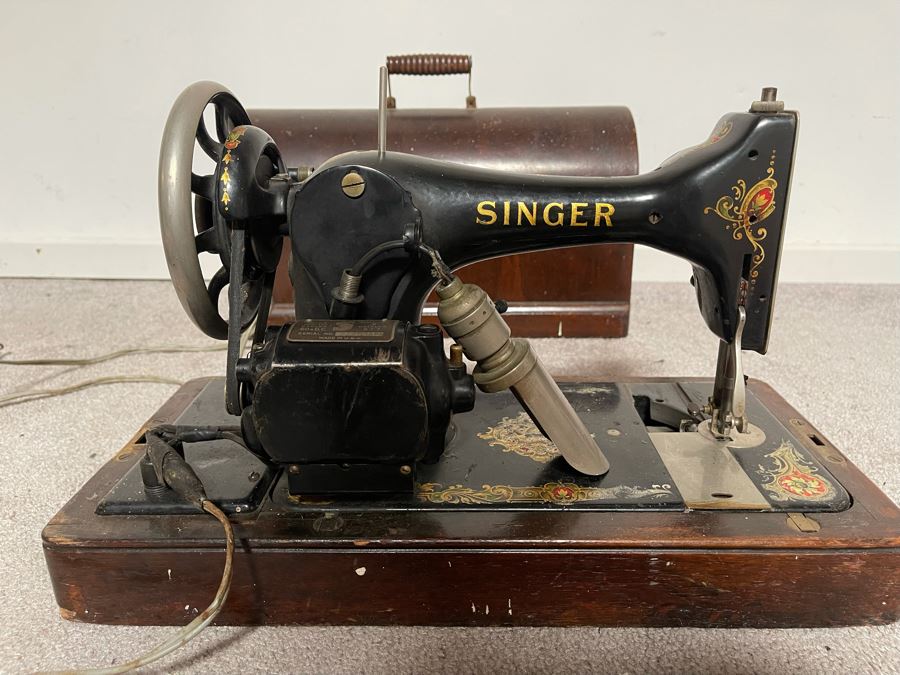 Vintage Singer Sewing Machine 17W X 8D X 12H [Photo 10]