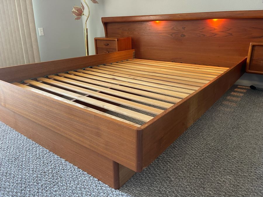 Veneered Teak Platform Bed With Floating Nightstands - See Photos For Cosmetic Damage [Photo 8]