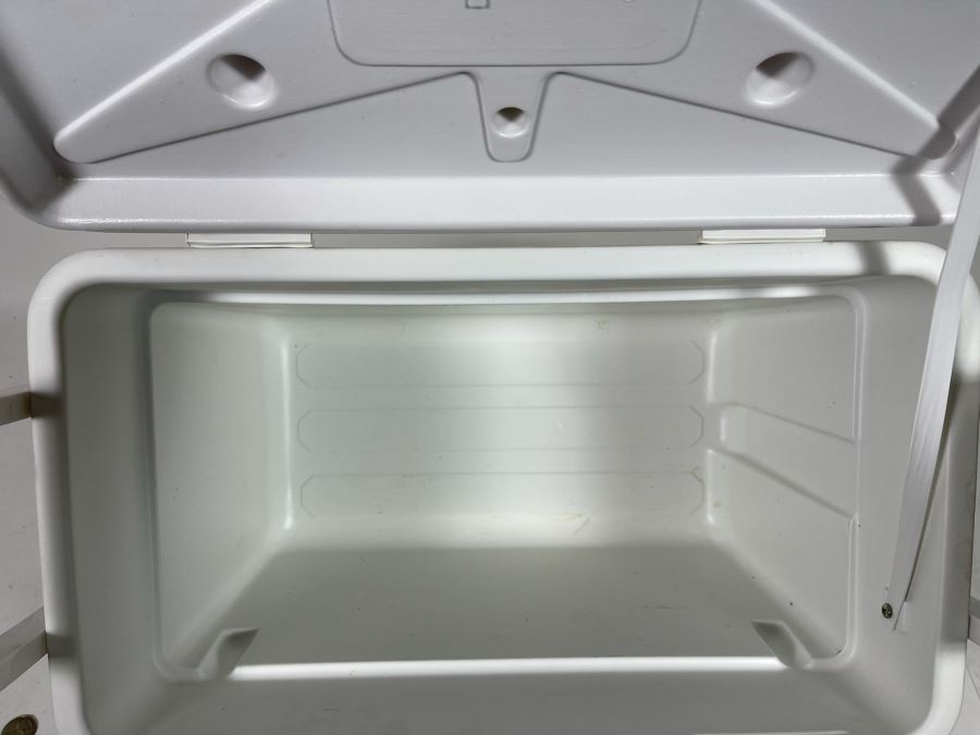 Small Igloo Marine Cooler [Photo 5]