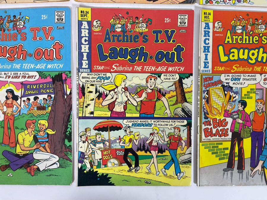 JUST ADDED - (4) Little Dot And (4) Archie’s T.V. Laugh Out Comic Books [Photo 8]