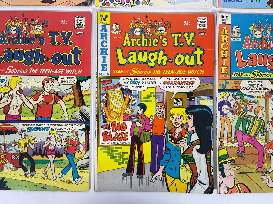 JUST ADDED - (4) Little Dot And (4) Archie’s T.V. Laugh Out Comic Books [Photo 9]