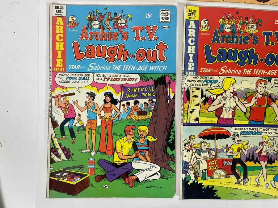 JUST ADDED - (4) Little Dot And (4) Archie’s T.V. Laugh Out Comic Books [Photo 7]