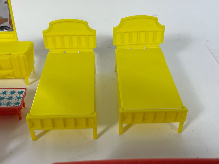 Collection Of Vintage 1960s Mattel Liddle Kiddles Plastic Doll Furniture [Photo 7]