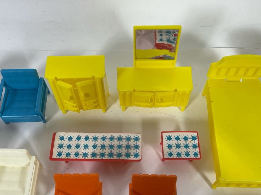 Collection Of Vintage 1960s Mattel Liddle Kiddles Plastic Doll Furniture [Photo 6]