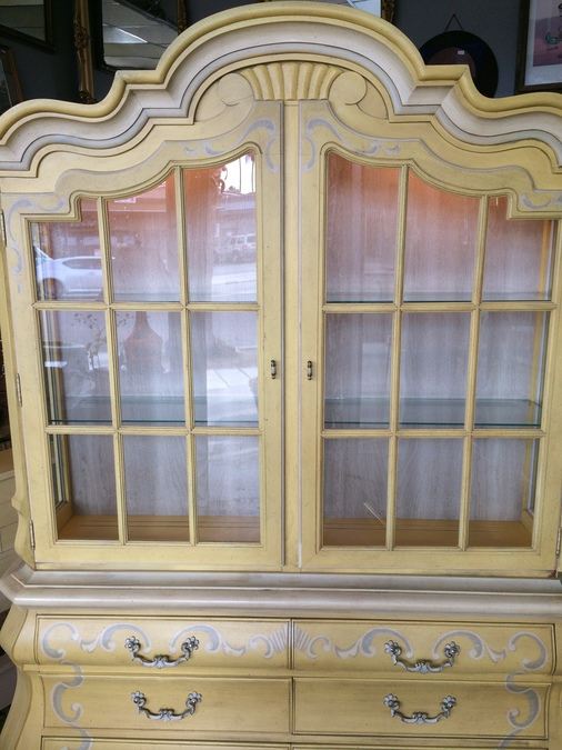 Drexel French Provincial China Cabinet w/ Lights [Photo 11]
