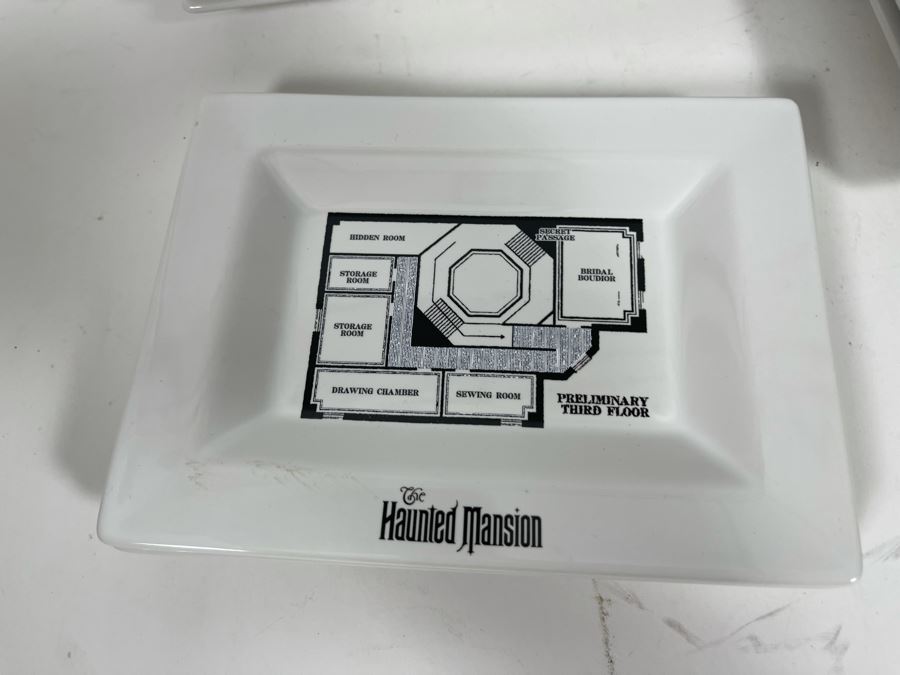 Set Of Eight Disneyland The Haunted Mansion Plates Trays Retails $78 [Photo 20]