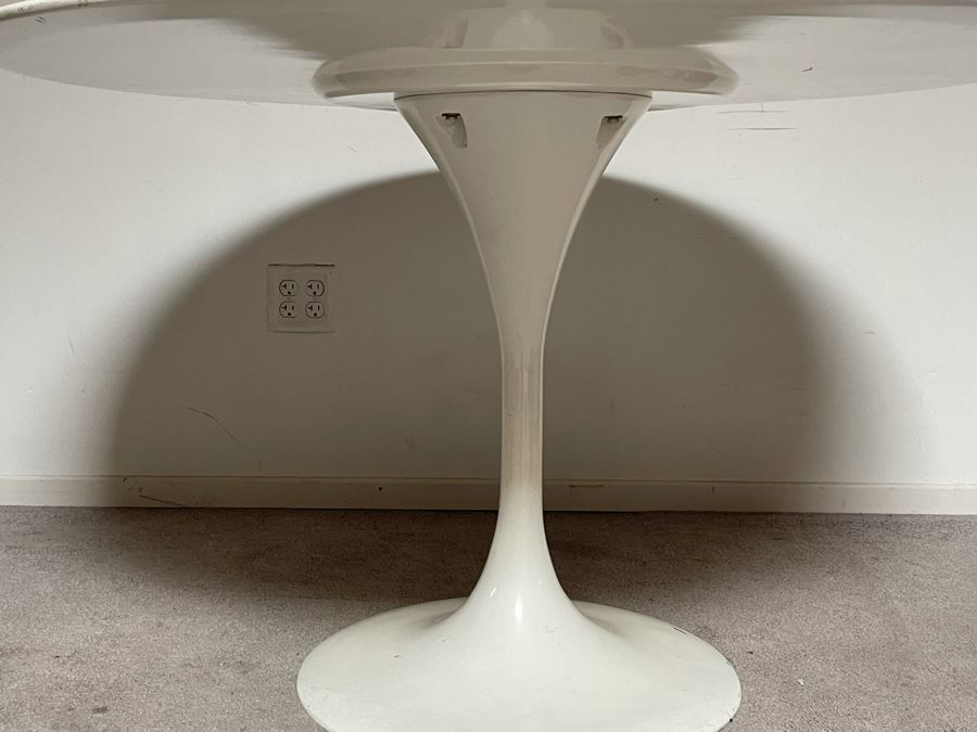 Eero Saarinen Style Tulip Table 47.5R X 29.5H [Photo 6]