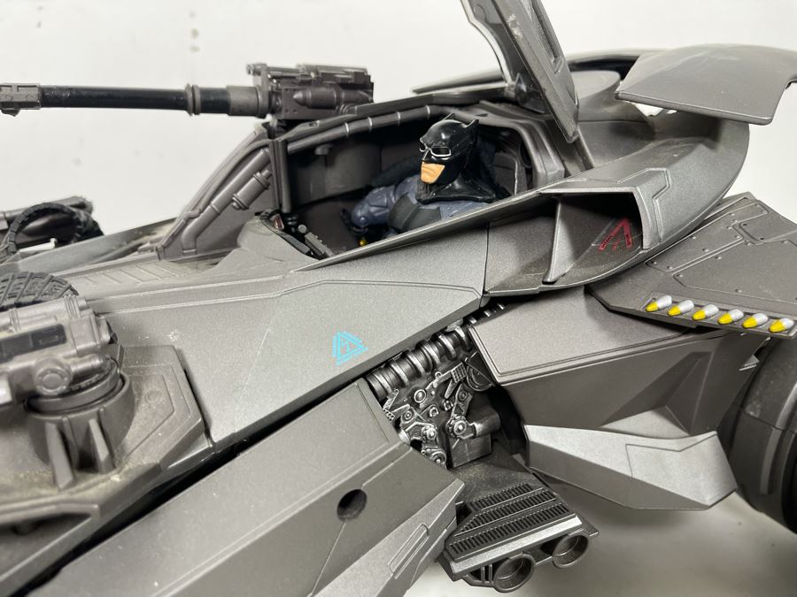 Ultimate Justice League Batmobile 1/10 Scale Collectible App Controlled With Part Of Box [Photo 6]