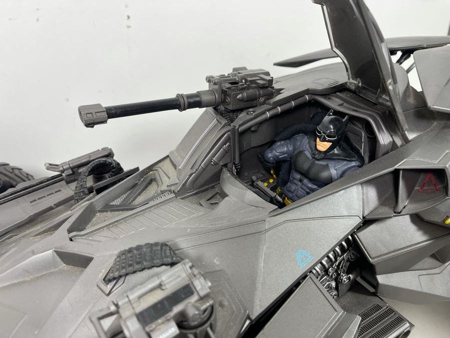 Ultimate Justice League Batmobile 1/10 Scale Collectible App Controlled With Part Of Box [Photo 7]