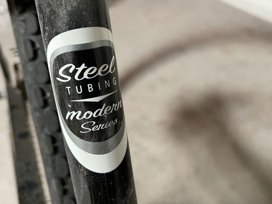 Electra Modern Series Beach Cruiser Bike [Photo 4]