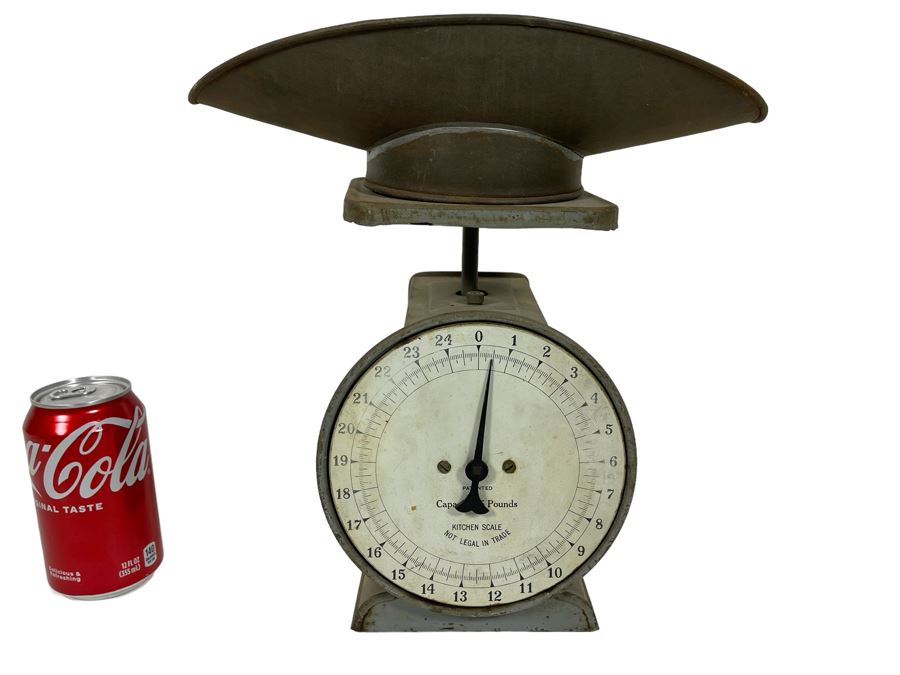 Vintage Kitchen Scale [Photo 1]