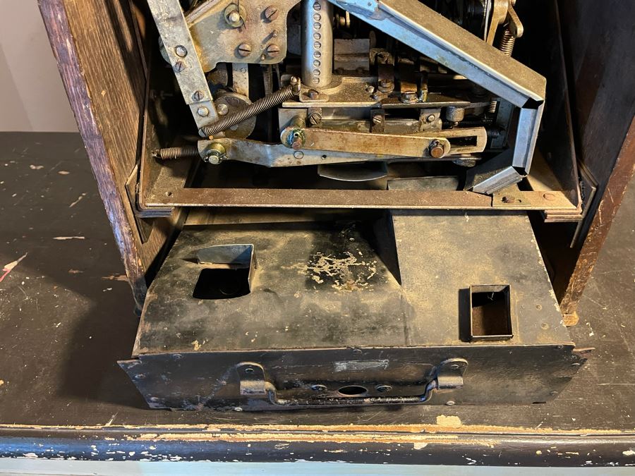 Vintage Working Nickel Slot Machine [Photo 24]