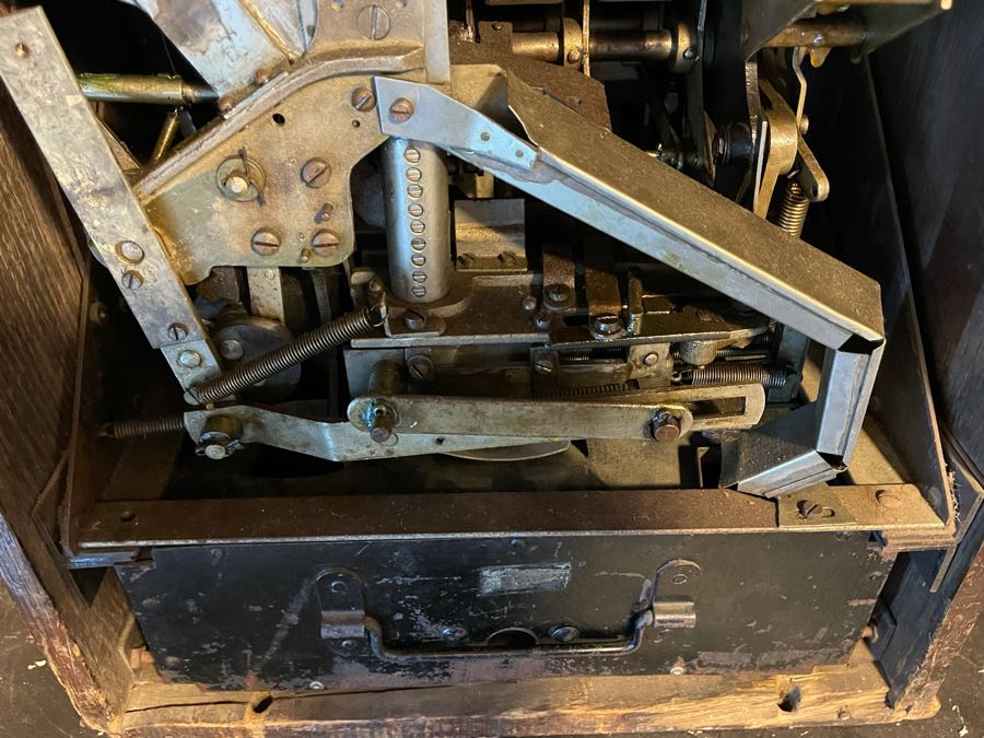 Vintage Working Nickel Slot Machine [Photo 23]